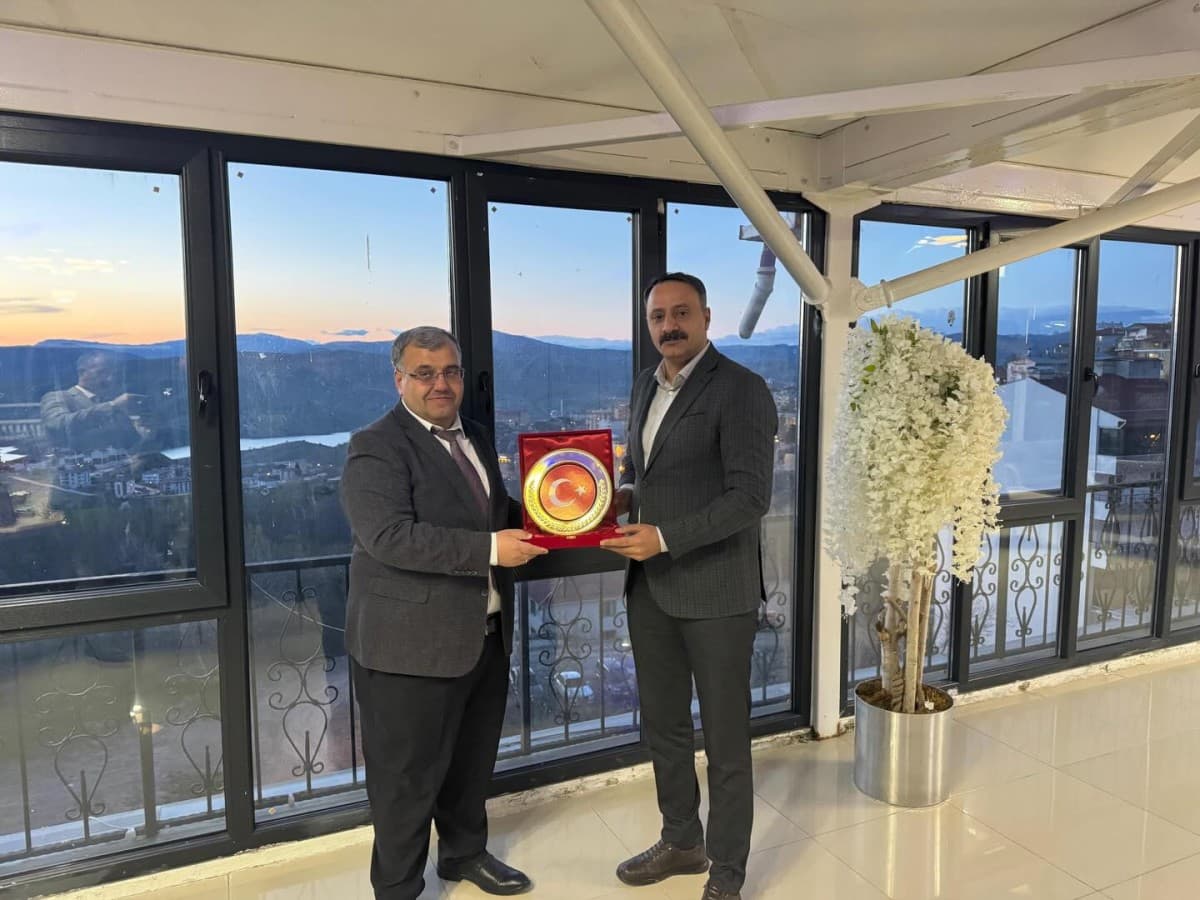 Tapu Müdürümüz Sayın Yahya Daşdemir için düzenlenen veda yemeği programında, Kaymakamımız Sayın Ömer Sirkeci’nin katılımıyla
